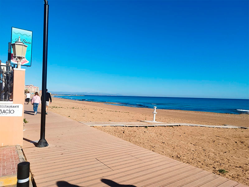 Chalet en primera línea de mar en la Mata